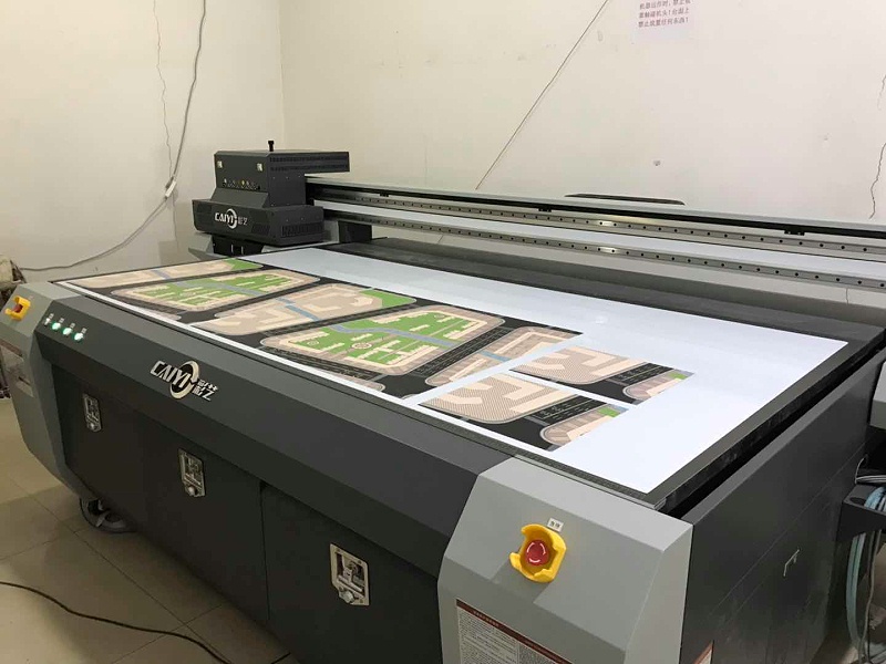 UV平板打印机、9060酒瓶机与激光打标机 现代设备工厂的数字化制造核心